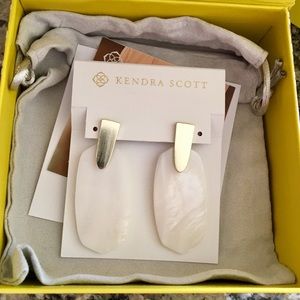 Kendra Scott Pearl Brushed Gold Modern Earrings